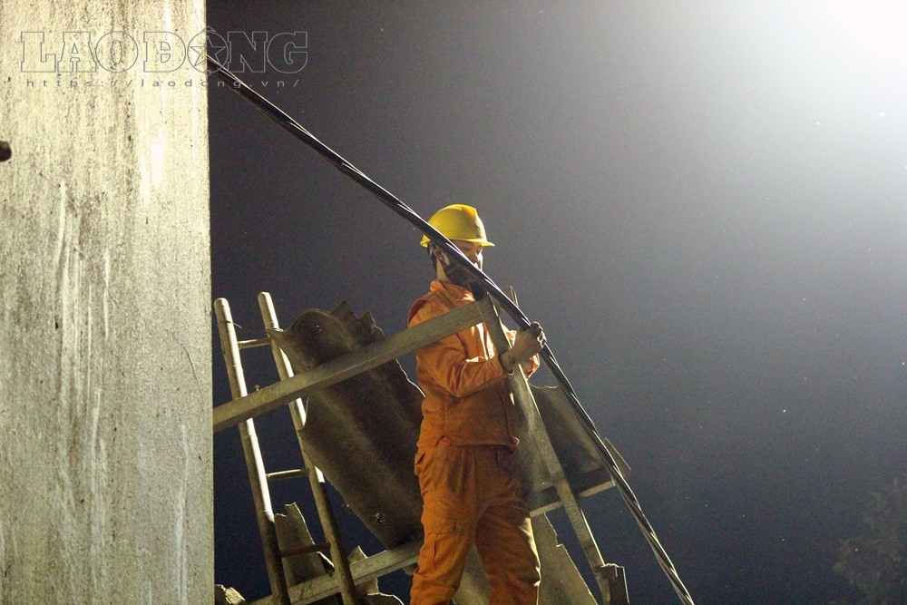 Vụ nổ khiến nhiều cột điện hư hỏng nặng.