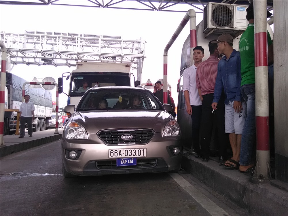 Các phương tiện dừng ngay trạm thu phí (ảnh: Tr.L)