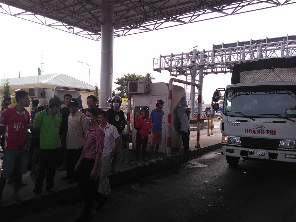 Các phương tiện liên tục phản ứng việc thu phí tại trạm BOT Cần Thơ - Phụng Hiệp (ảnh: Tr.L)