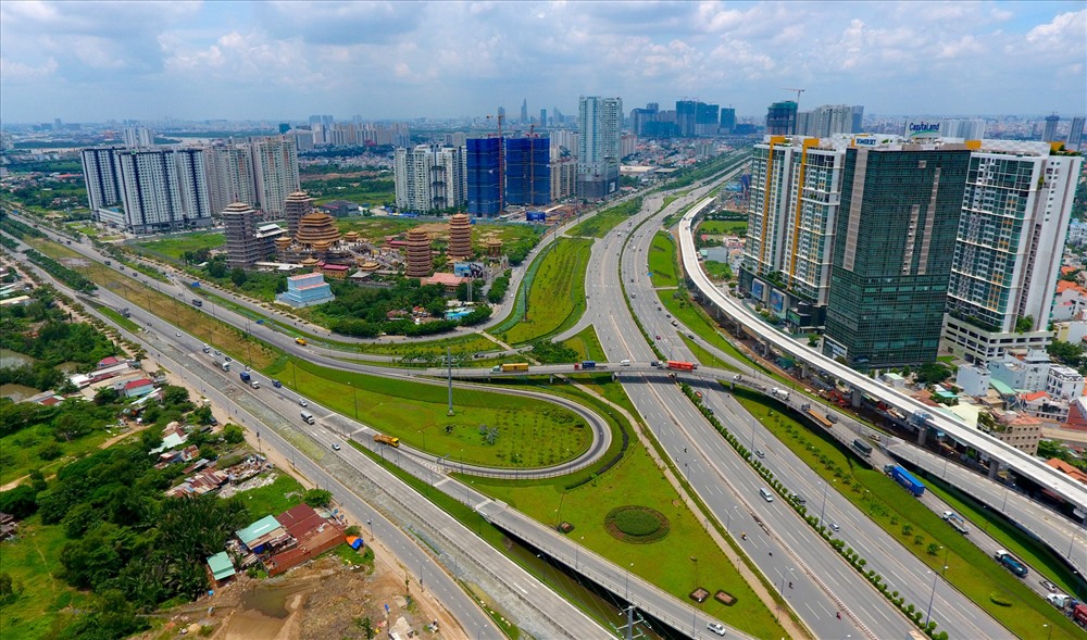 Hạ tầng kết nối giữa vùng ven và trung tâm thành phố ngày càng hiện đại sẽ tạo sức bật cho thị trường bất động sản ở khu vực này