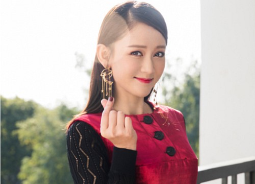 Trần Kiều Ân vốn là một trong những nữ diễn viên được yêu thích hàng đầu xứ Trung, cô góp mặt trong nhiều bộ phim đình đám: “Đông Phương Bất Bại” (Tân Tiếu Ngạo Giang Hồ), “Diệp Thiên Thu” (Hoàng Tử Ếch), “Vinh Cẩm Tú” (Cẩm tú duyên Hoa lệ mạo hiểm), “Từ bỏ em, giữ chặt em“...
