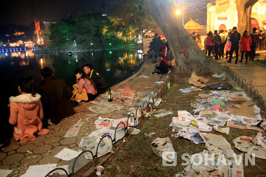 Hồ Gươm ngập rác trong đêm tết dương lịch năm 2018.