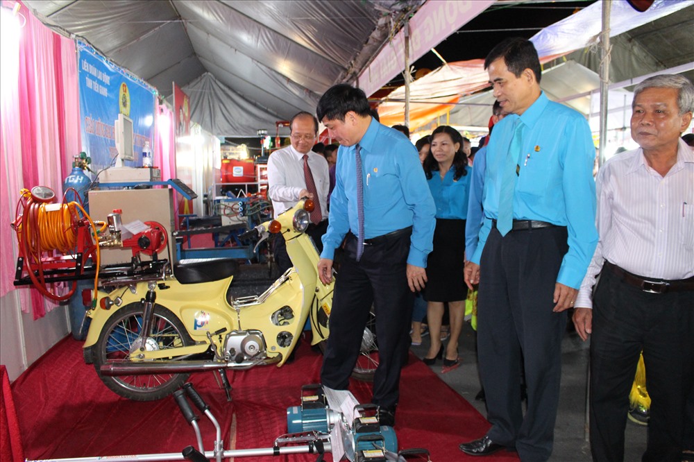 Chủ tịch Bùi Văn Cường tham quan sản phẩm sáng tạo kỹ thuật.