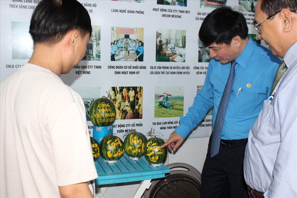 Chủ tịch Tổng LĐLĐVN xem một sản phẩm độc đáo từ trái dưa hấu.