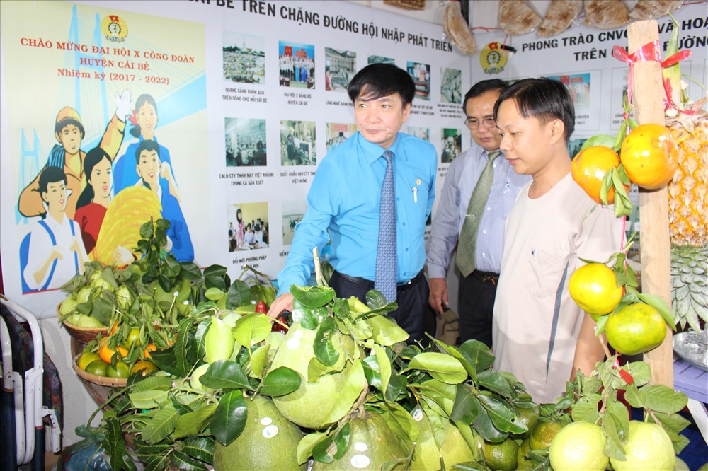 Chủ tịch Tổng LĐLĐVN xem sản phẩm của LĐLĐ huyện Cái Bè.