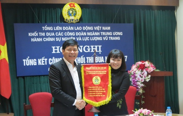 CĐ Viên chức VN (phải) ban giao Khối trưởng cho CĐ Công an nhân dân. Ảnh: Xuân Trường