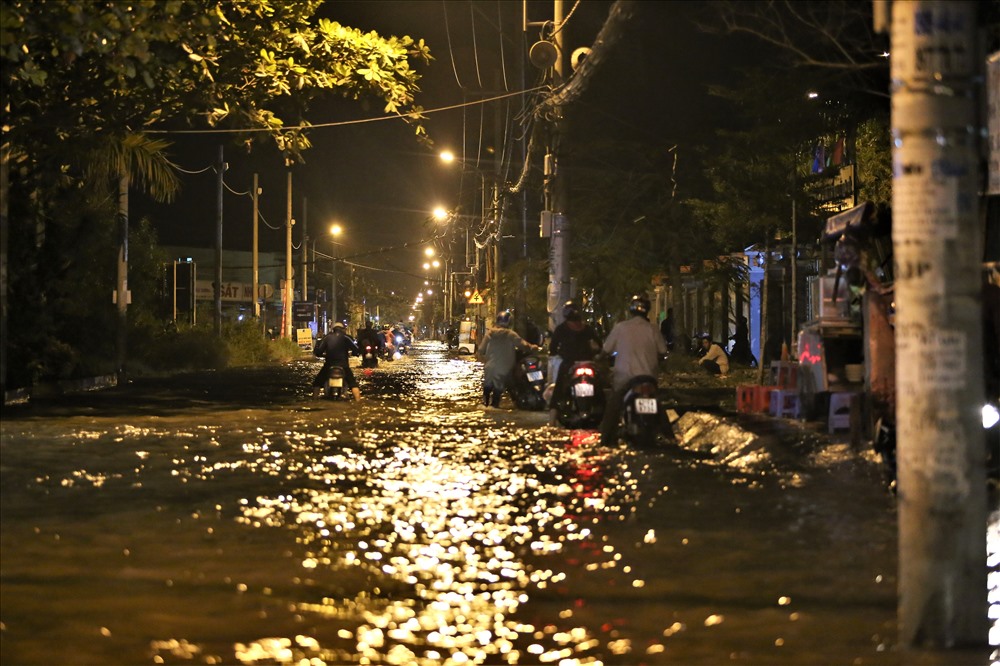Cùng cảnh ngộ với người dân trên đường Hồ Học LÃm, người dân sống trên đường Lê Văn Lương cũng phải chịu cảnh mỗi tháng ngập hơn chục ngày do triều cường. Ảnh: Trường Sơn