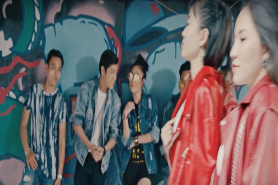 “Người hãy quên em đi” có sự tham gia của Lý Phương Châu và Hiền Sến mặc dù trước kia Lâm Vĩnh Hải là biên đạo vũ điệu cho Mỹ Tâm