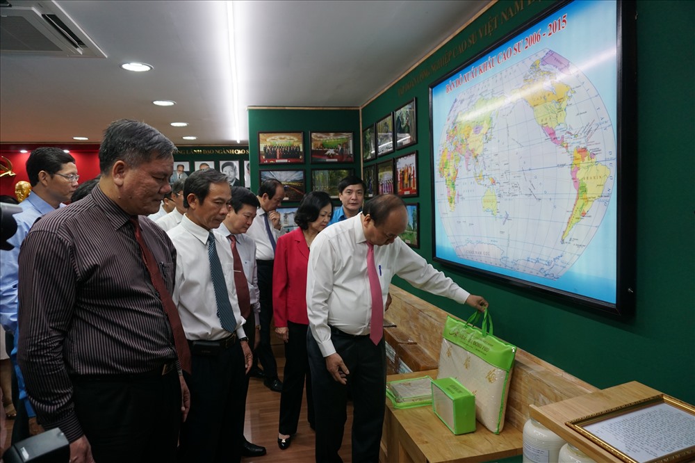 Thủ tướng Nguyễn Xuân Phúc thăm phòng truyền thống và gian trưng bày sản phẩm của VRG - Ảnh: L.T