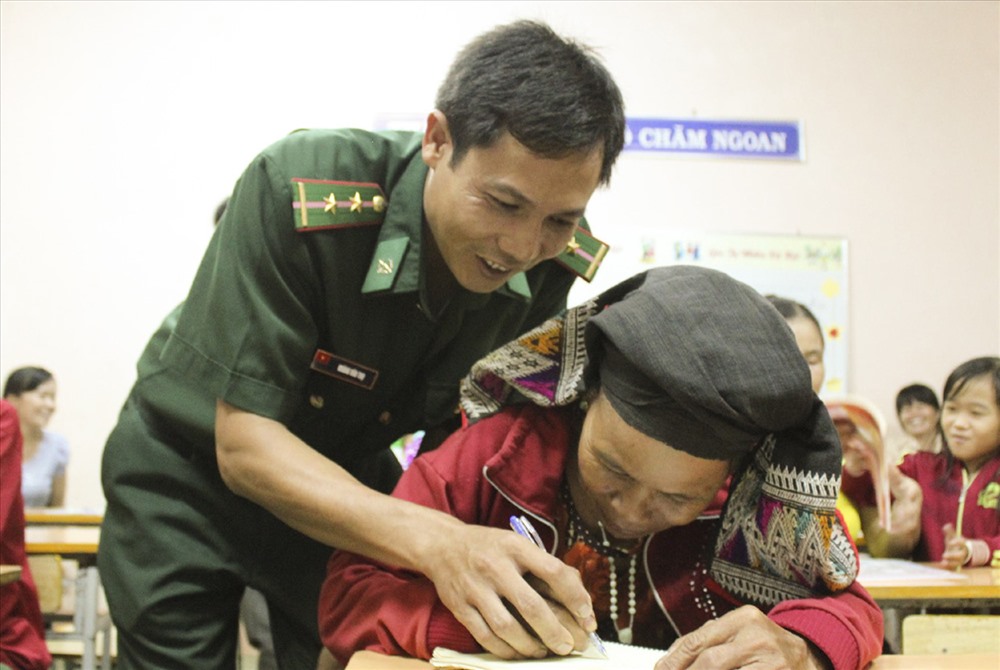 Từ năm 2012 đến nay, đại úy Hiếu và trung úy Thọ tố chức giảng dạy, xóa mù chữ được 2 lớp với 53 học viên ở xã Ia Rvê.