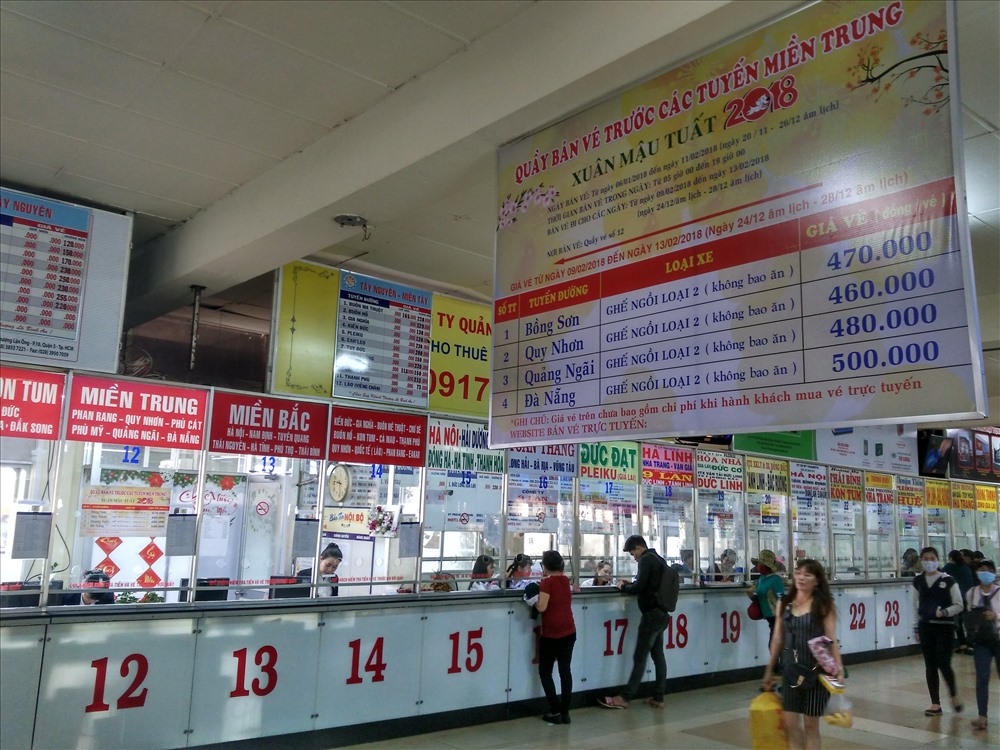 Quầy bán vé xe ủy thác (quầy số 12) vắng hoe khách ngày đầu mở bán. Ảnh: M.Q