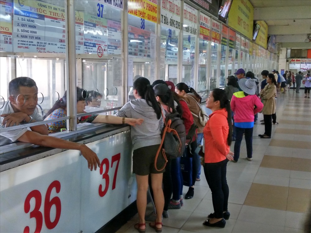 Các quầy vé xe thương hiệu luôn đông khách chầu chực mua vé xe Tết. Ảnh: M.Q