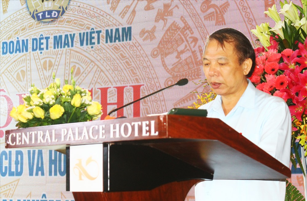 Đồng chí Mai Đức Chính- Phó chủ tịch TLĐLĐ Việt Nam phát biểu tại hội nghị tổng kết công tác CĐ năm 2017 và triển khai nhiệm vụ năm 2018 của CĐ Dệt May Việt Nam