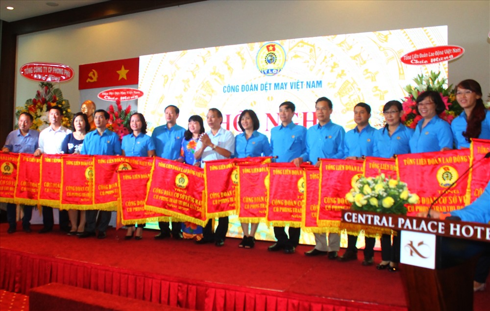 Đồng chí Mai Đức Chính- Phó chủ tịch TLĐLĐ Việt Nam tặng cờ và kỷ niệm chương cho cá nhân, tổ chức đã có thành tích xuất sắc trong năm 2017