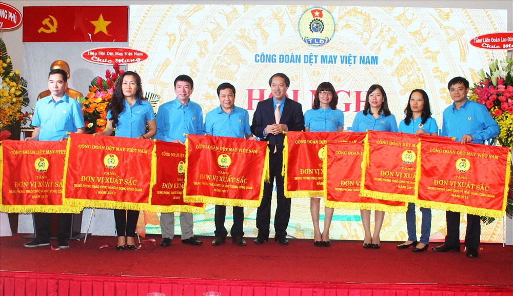 Đồng chí Lê Nho Thường- Ủy viên Ban chấp hành TLĐLĐVN tặng cờ cá nhân... đã có thành tích xuất sắc trong năm 2017