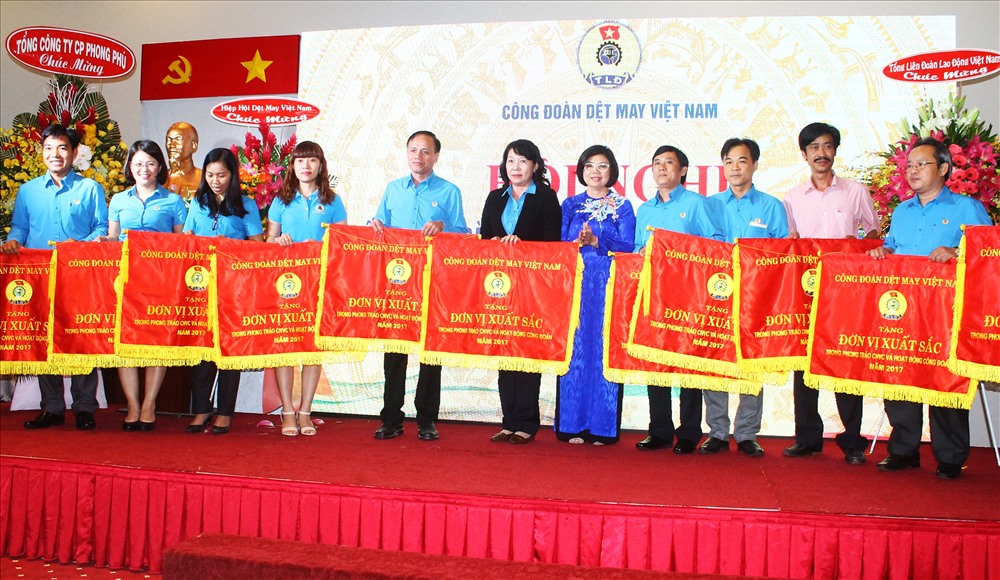 Bà Nguyễn Thị Thủy- Phó chủ tịch CĐ DMVN tặng cờ cho đơn vị... đã có thành tích xuất sắc trong năm 2017