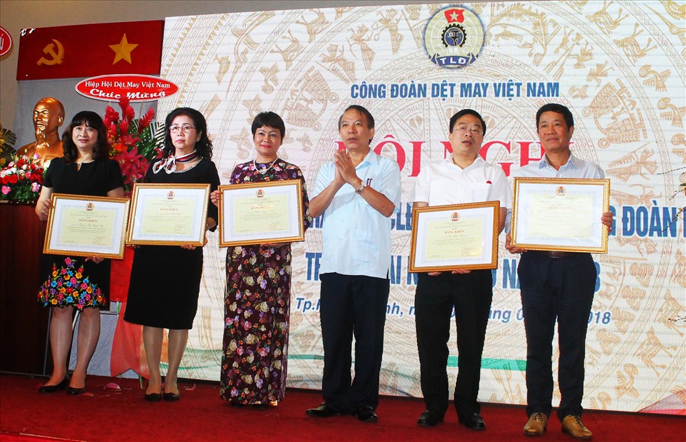 Đồng chí Mai Đức Chính- Phó chủ tịch TLĐLĐ Việt Nam tặng cờ và kỷ niệm chương cho cá nhân, tổ chức đã có thành tích xuất sắc trong năm 2017