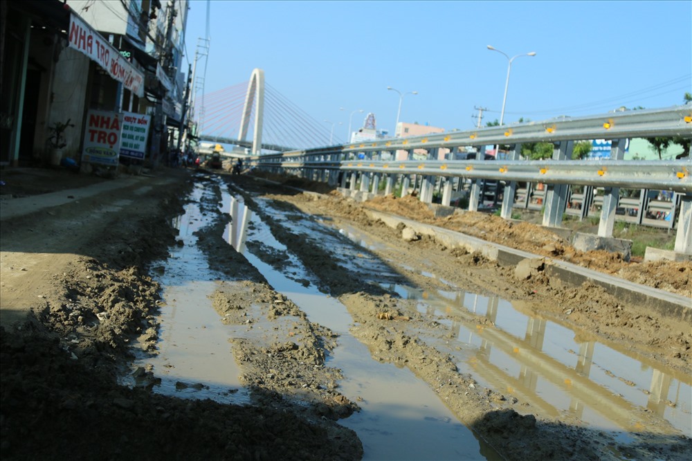 Nước đọng lầy lội, bùn đất ngổn ngang trước nhà người dân.
