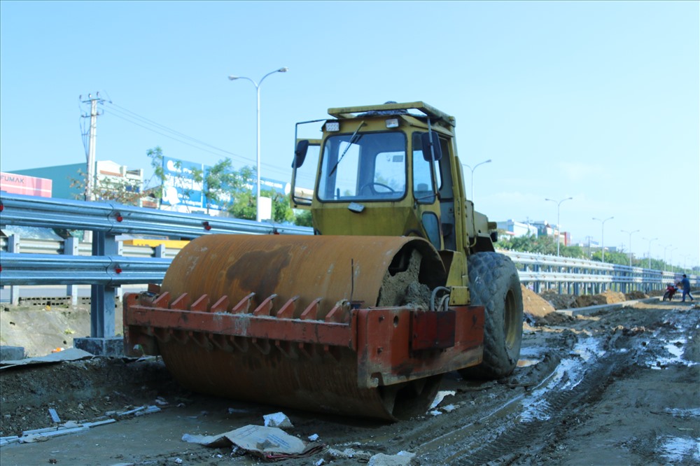 ảnh 3: Xe ủi để ngổn ngang trước công trường. ( ảnh: Bảo Trung )