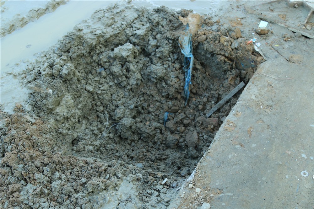 Hai chiếc hố được đào cách nhau khoảng 4 đến 5 mét, mỗi hố sâu gần 1 mét. Dọc theo đoạn đường đang thi công có rất nhiều hố được đào, gây nguy hiểm cho những phương tiện tham gia giao thông. ( ảnh: Bảo Trung )