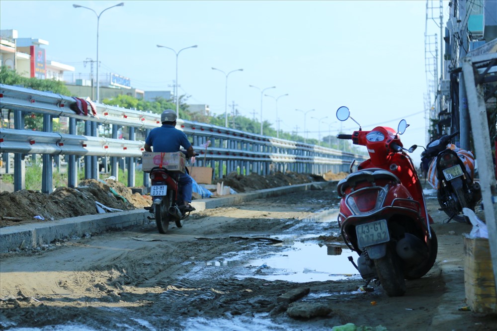 Người lớn cũng như trẻ nhỏ đều cẩn trọng khi tham gia giao thông ở đây.