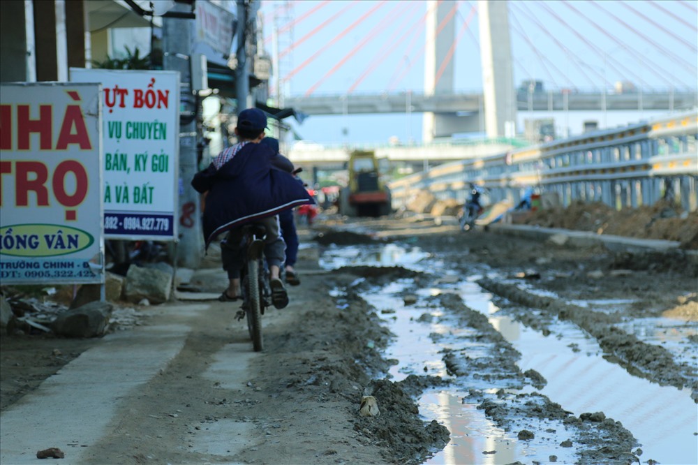 Người lớn cũng như trẻ nhỏ đều cẩn trọng khi tham gia giao thông ở đây.