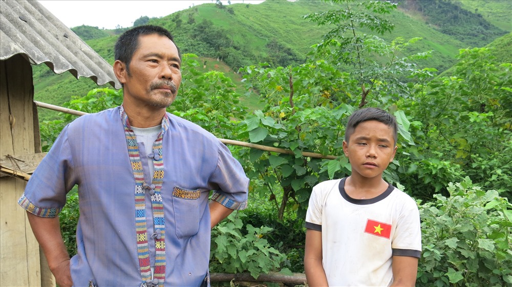 Cháu Ong, mới 12 tuổi đã bị bán đi làm nô lệ nổ mìn, đào đãi vàng.
