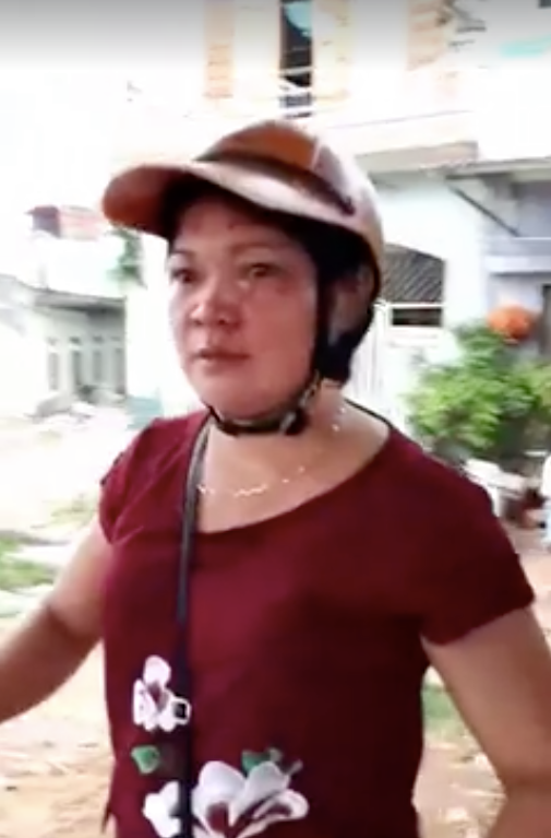 Gương mặt bà Nhịt bị thương tích và chảy máu sau vụ đụng độ.