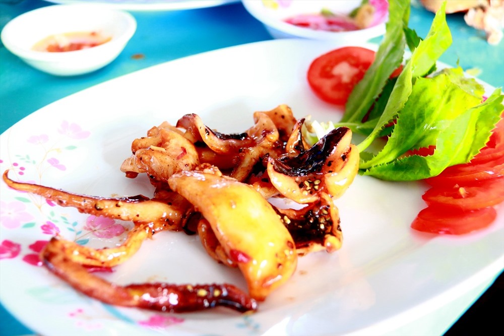 Có thể chế biến mực một nắng thưởng thức tại chỗ. Ảnh: Văn Hào.