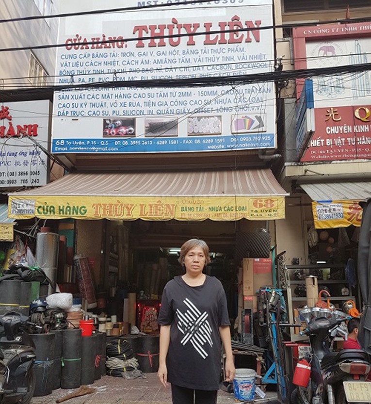 Bà Lý Lệ Hùng trước căn nhà 68 Tạ Uyên, do mẹ bà Hùng là bà Lý Hoan sở hữu từ trước năm 1975. Ảnh: C.H