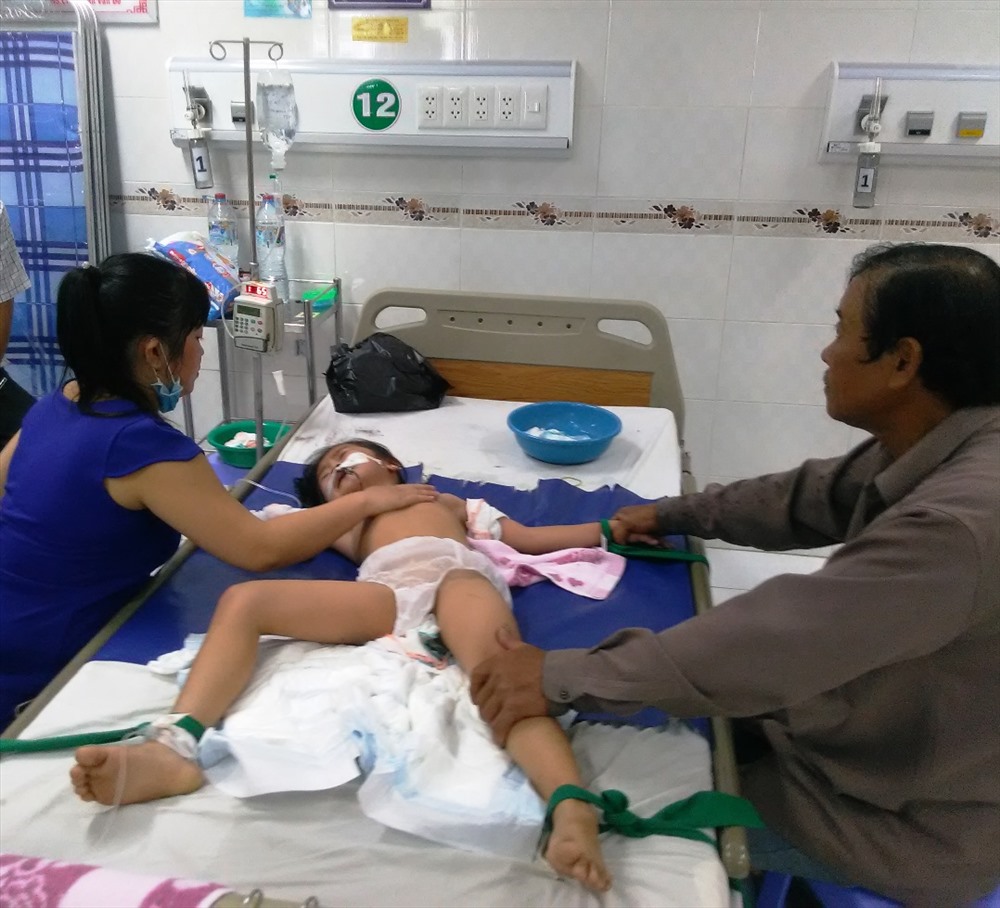 Các cháu nhỏ nằm điều trị tại bệnh viện nhi đồng Cần Thơ (ảnh: Tr.L)