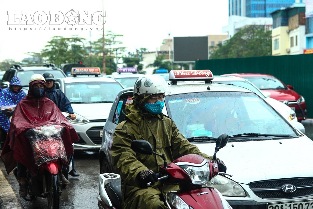 Các phương tiện di chuyển chậm. Ngã tư giao giữa đường Nguyễn Chí Thanh - Đê La Thành, nhiều phương tiện phải mất 15-20 phút mới “thoát” khỏi dòng người.