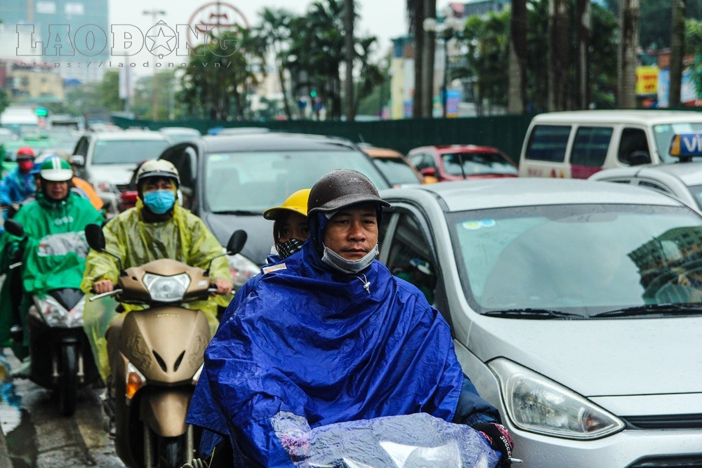 UBND TP Hà Nội vừa giao Sở GTVT thiết kế chỉnh trang, xén bớt dải phân cách giữa đường Nguyễn Chí Thanh để mở rộng lòng đường. Theo đó, dải phân cách giữa tuyến đường này hiện là 20m sẽ bị cắt xén gần 16m, để lại 4,4m (từ nút giao Láng đến nút giao Đê La Thành).