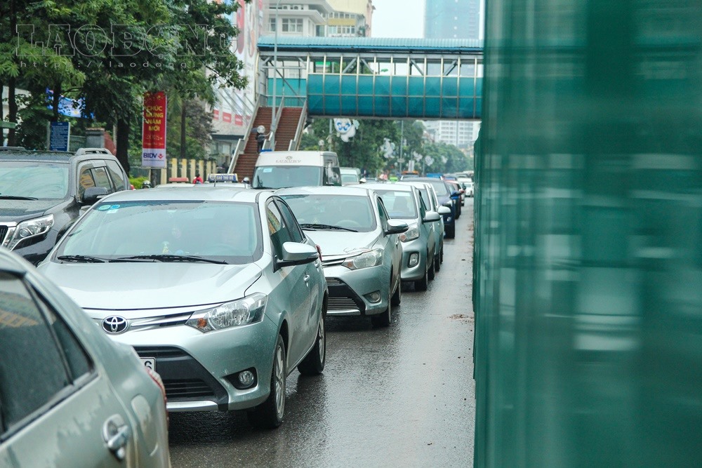 Đường Nguyễn Chí Thanh được quây rào chắn quanh khu vực dải phân cách.