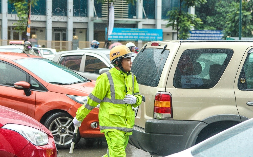 Lực lượng CSGT tích cực phân luồng, điều tiết giao thông khu vực đường Nguyễn Chí Thanh.