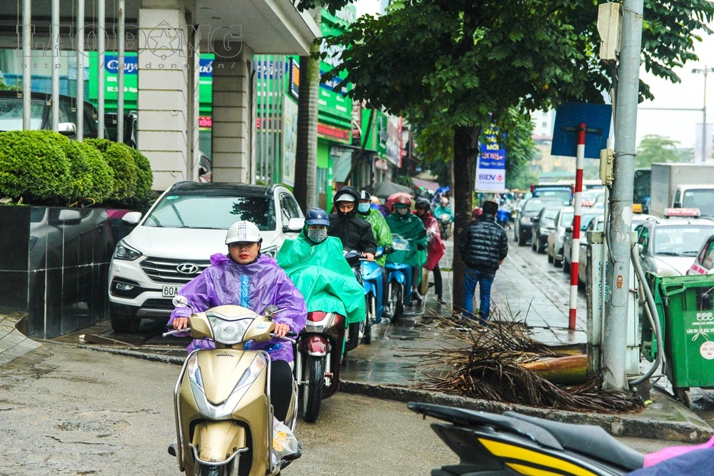 Nhiều người đi lên vỉa hè để tránh ùn tắc.