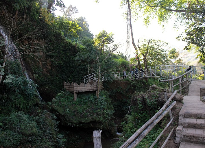 Cây cầu đưa du khách đi thăm khu thác. Ảnh. Hoàng Huế