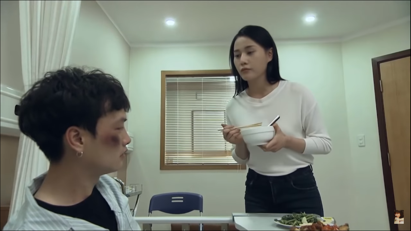 Quỳnh “búp bê” vào viện chăm sóc Phong.