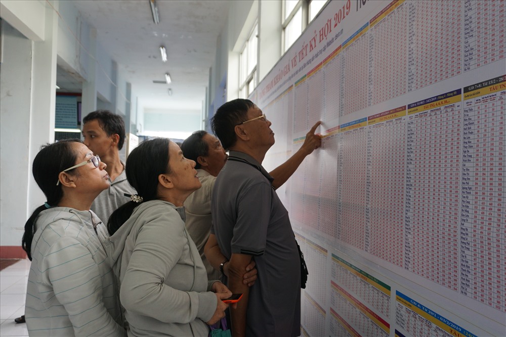 Người dân tra cứu lịch tàu chạy dịp Tết 2019.