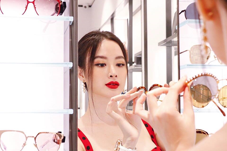 Nữ diễn viên Angela Phương Trinh chọn 1 chiếc đầm 2 dây đỏ rực ôm sát vòng 1 căng đầy làm nổi bật nước da trắng ngần của mình. Ảnh: FBNV