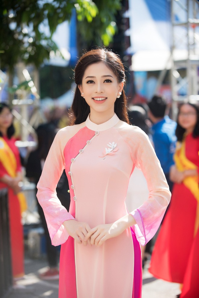 Bùi Phương Nga xuất hiện rạng ngời với chiếc áo dài màu hồng nền nã của NTK Thủy Nguyễn. Ảnh: Như Hoàn - Thiên Hùng