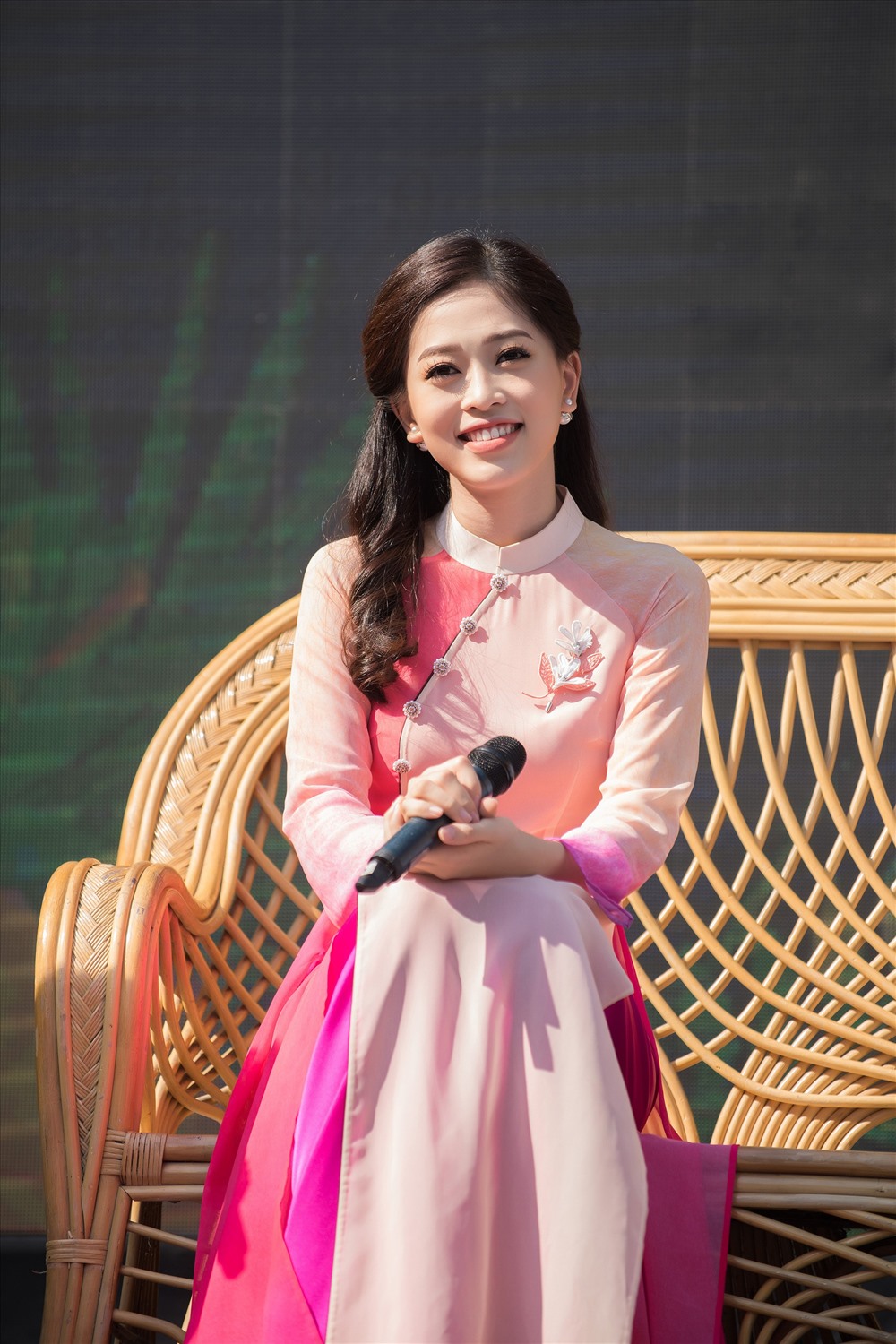 Ngày trở về trường, Phương Nga được các thầy cô, sinh viên trong trường dành nhiều tình cảm.