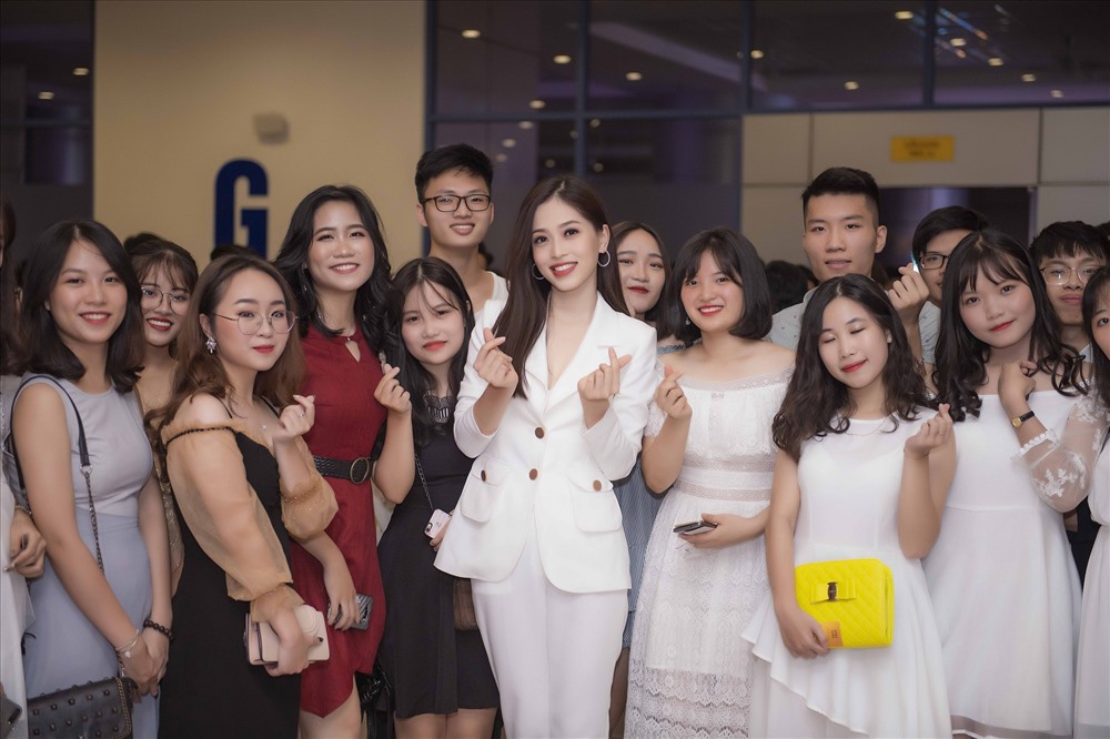 Phương Nga được mời làm giám khảo một cuộc thi ở trường.