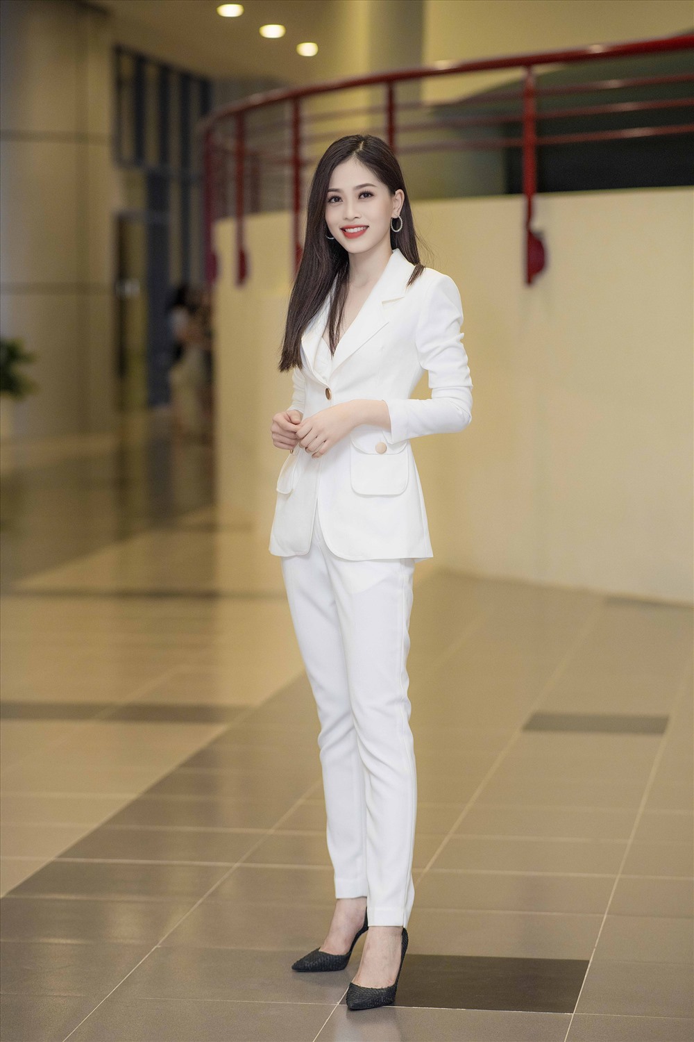 Người đẹp trong phong cách cá tính cùng một bộ vest trắng.