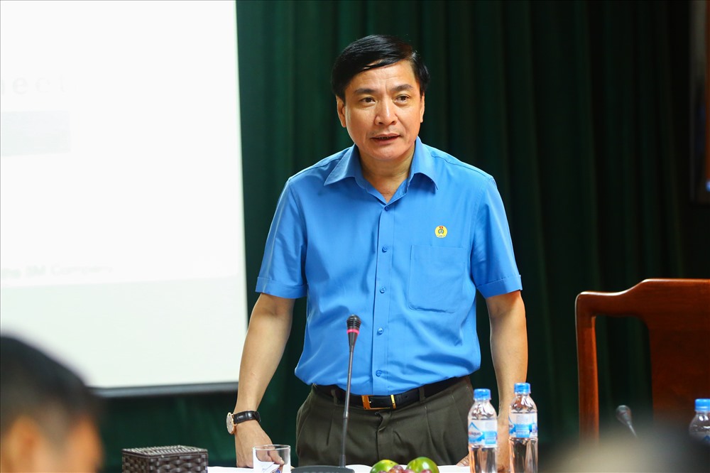 đồng chí Bùi Văn Cường cảm ơn những đóng góp to lớn của các đồng chí Phó Chủ tịch Tổng LĐLĐVN khóa XI với tổ chức CĐ và cơ quan Tổng LĐLĐVN.