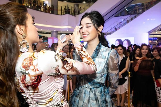 Tại sự kiện, Hà Hồ còn tận tình chỉnh sửa lớp trang điểm cho đàn em Huyền My.