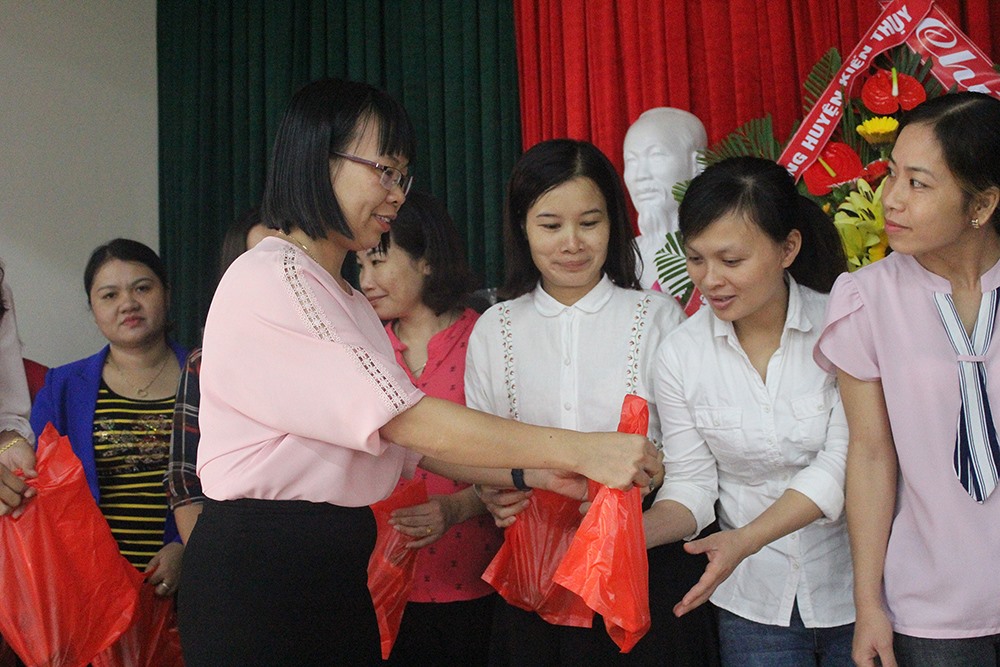 Đại diện Báo Lao Động trao quà của Qũy Tấm Lòng Vàng cho nữ CNVCLĐ huyện Kiến Thụy nhân dịp kỷ niệm ngày Phụ nữ Việt Nam 20.10. Ảnh: PV.