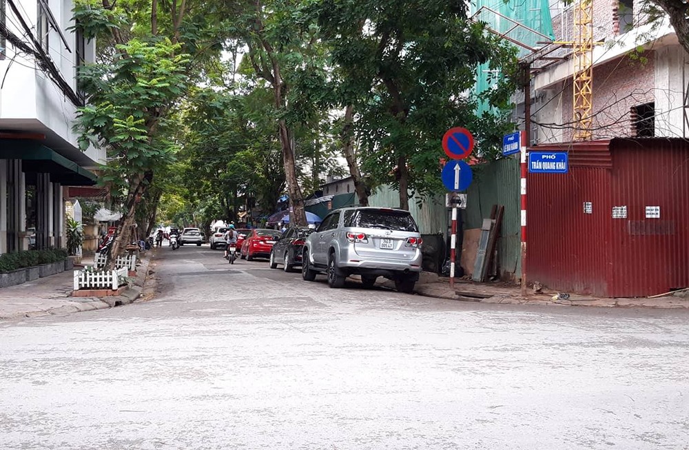 Ô tô đỗ thành hàng dài trên đường Lê Đại Hành.