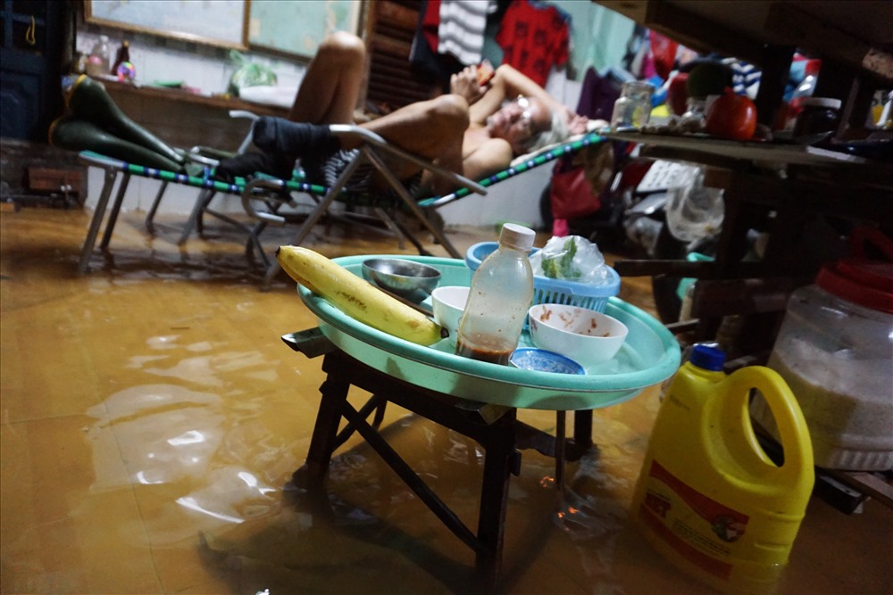 Nhà ông Nguyễn Vọng Cát (63 tuổi) chưa được nâng nền nên vài năm nay, ông sắm thêm máy bơm và liên tục tát mà nước vẫn tràn vào.