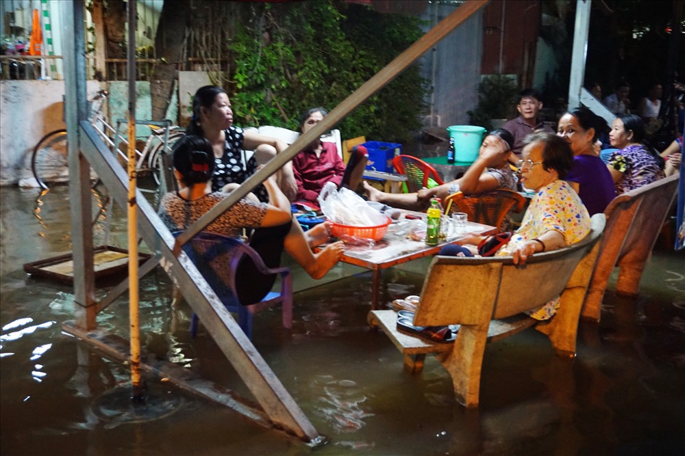 Người dân khu dân cư gần chân cầu Kinh Thanh Đa phần lớn là những hộ nghèo. Cuộc sống của họ lại càng khó khăn hơn khi thường xuyên phải sống trong cảnh ngập nước. Ruồi muỗi phát sinh khiến người dân nơi đây đối mặt với nguy cơ dịch bệnh.